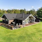 Holzhaus mit Terrasse, Garten und Grillplatz im Grünen.