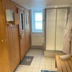 Bad mit Dusche, Holzwand und Bademantel