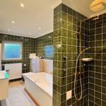 Badezimmer mit Dusche, Badewanne und Waschbecken