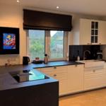 Küche mit Arbeitsplatte, Fenster und Kücheninsel