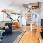 Der Wohnraum mit der Küchenzeile und Esstisch im Hintergrund