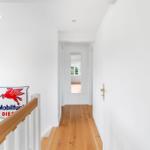 Flur mit Holzboden und weißer Wand, Wanddekoration mit Mobilfuchsmotiv