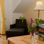 Gemütliche Sitzecke im hellen Wohnbereich – ideal zum Entspannen, Lesen und Wohlfühlen.