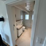 Badezimmer mit Dusche, Toilette und Waschbecken