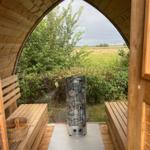 Sauna mit Holzbänken und Außensicht auf Felder