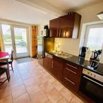 Küche mit Essbereich, Terrassentür und moderner Ausstattung.