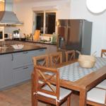 Moderne Küche mit Essbereich und Kücheninsel.