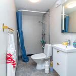 Badezimmer mit Dusche, Toilette und Waschbecken.