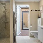 Badezimmer mit Dusche, Toilette und Waschbecken. Tür führt auf Terrasse.
