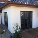 Ferienhaus von außen mit Blick von Terrasse Richtung Wohnzimmer...