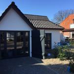 Ferienhaus von außen mit Parkplatz...