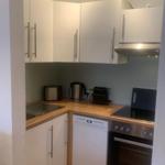 Küche  mit Herd, Ceranfeld, Geschirrspüler, Abzugshaube, Kühl-und Gefrierkombination. Zudem Toaster Filterkaffe Maschine, Nespresso Maschine