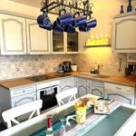 Helle Küche mit neuer Arbeitsplatte zum Kochen und Schlemmen voll ausgestattet!