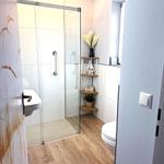 In 01/2026 hochwertig saniertes Bad mit bodentiefer Dusch mit Regenduschkopf zum Wohlfühlen!
