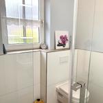 Dieses neue Bad lädt zum Wohlfühlen ein.