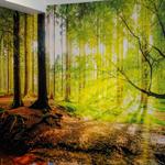 Wand mit Waldmotiv, Tür und Bett sichtbar