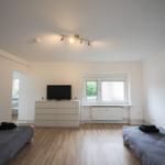 Zwei Einzelbetten, Fernseher und Fenster mit Blick nach außen.