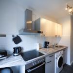 Küche mit Kochfeld, Spüle und Waschmaschine