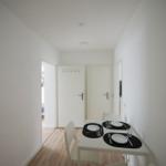 Essbereich mit Tisch und Stühlen, Blick in angrenzende Räume.