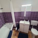 Bad mit Duschmöglichkeit.