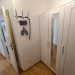 Der Flur mit Kleiderschrank.