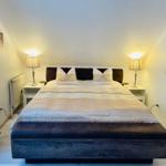 Neues, modernes Landhausbett in schwebender Optik mit gepolstertem Kopfteil und aufklappbarer Bettbank bieten ihnen mehr Komfort