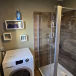 Badezimmer mit Dusche und Waschmaschine