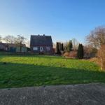 Haus mit großem Garten und freiem Blick auf die Umgebung.