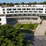 Moderne weiße Ferienwohnung mit großem Garten und Parkplatz.