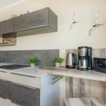 Küche mit Arbeitsfläche, Spüle und Küchengeräten.