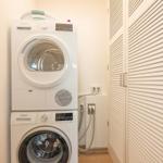 Waschmaschine und Trockner in einem Raum mit Schiebetüren