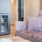 Küche mit Kühlschrank und Sofa im Vordergrund.