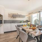 Küche mit Essbereich und Balkonblick