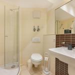 Bad mit Dusche, Toilette und Waschbecken mit Spiegel