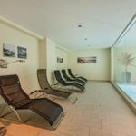 Loungebereich mit Liegen und Blick auf Pool