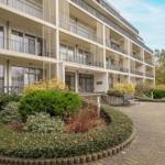 Moderne Wohnanlage mit Balkonen und gepflegtem Gartenbereich.