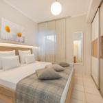 Schlafzimmer mit Bett, TV und Kleiderschrank