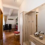 Eingangsbereich mit Garderobe und Spiegel. Durchgang zur Küche und Esszimmer.
