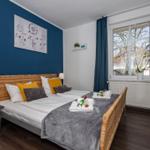 Schlafzimmer mit Bett, Wandbild und Fenster mit Blick.