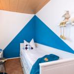 Kinderzimmer mit Bett, Wandgestaltung und Spielzeug