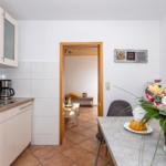 Küche mit Essbereich und Blick in Wohnzimmer