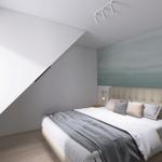 Schlafzimmer mit Dachschrägen, Bett, Nachttisch und Fenster.