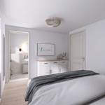 Schlafzimmer mit Bett, Schrank und Blick in Bad