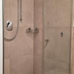 Duschkabine mit Glaswand, Duschbrause und Handbrause