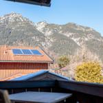 Terrasse mit Tisch und Blick auf Berge und Dächer