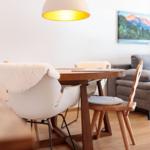 Esstisch mit Stühlen und Sofa im Wohnbereich