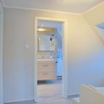 Schlafzimmer mit Blick in das Badezimmer und Dachschräge