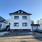 Modernes Haus mit Garage und gepflastertem Hof. Nummer 22. 