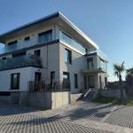 Moderne Villa mit Balkonen und Glasgeländern