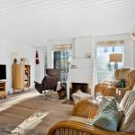 Wohnzimmer mit Kamin, TV und Sitzgelegenheiten.